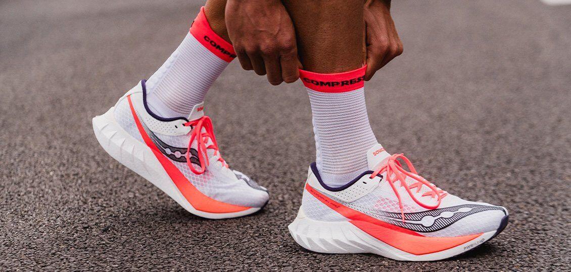 Compressport Pro Racing V4.0 Run High Socks Branco/Vermelho 2/3