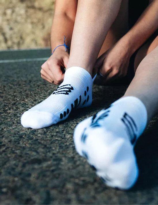 Calcetines Compressport Pro Racing Socks v4.0 Run Low Blanco 3/3