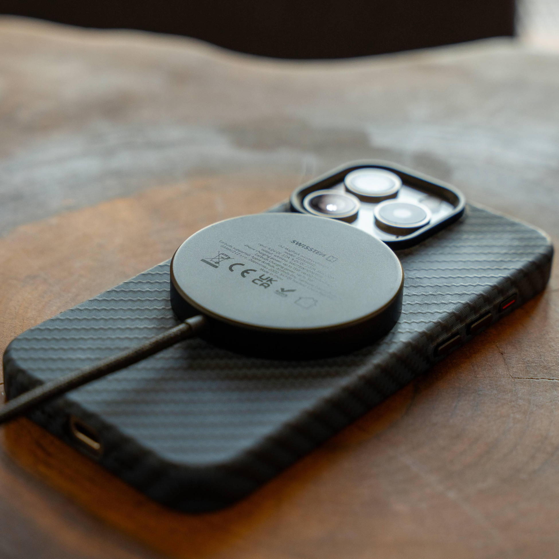 SWISSTEN MagPuck Carregador Qi2 MagSafe 15W com USB-C e cabo 1,5m 5/7
