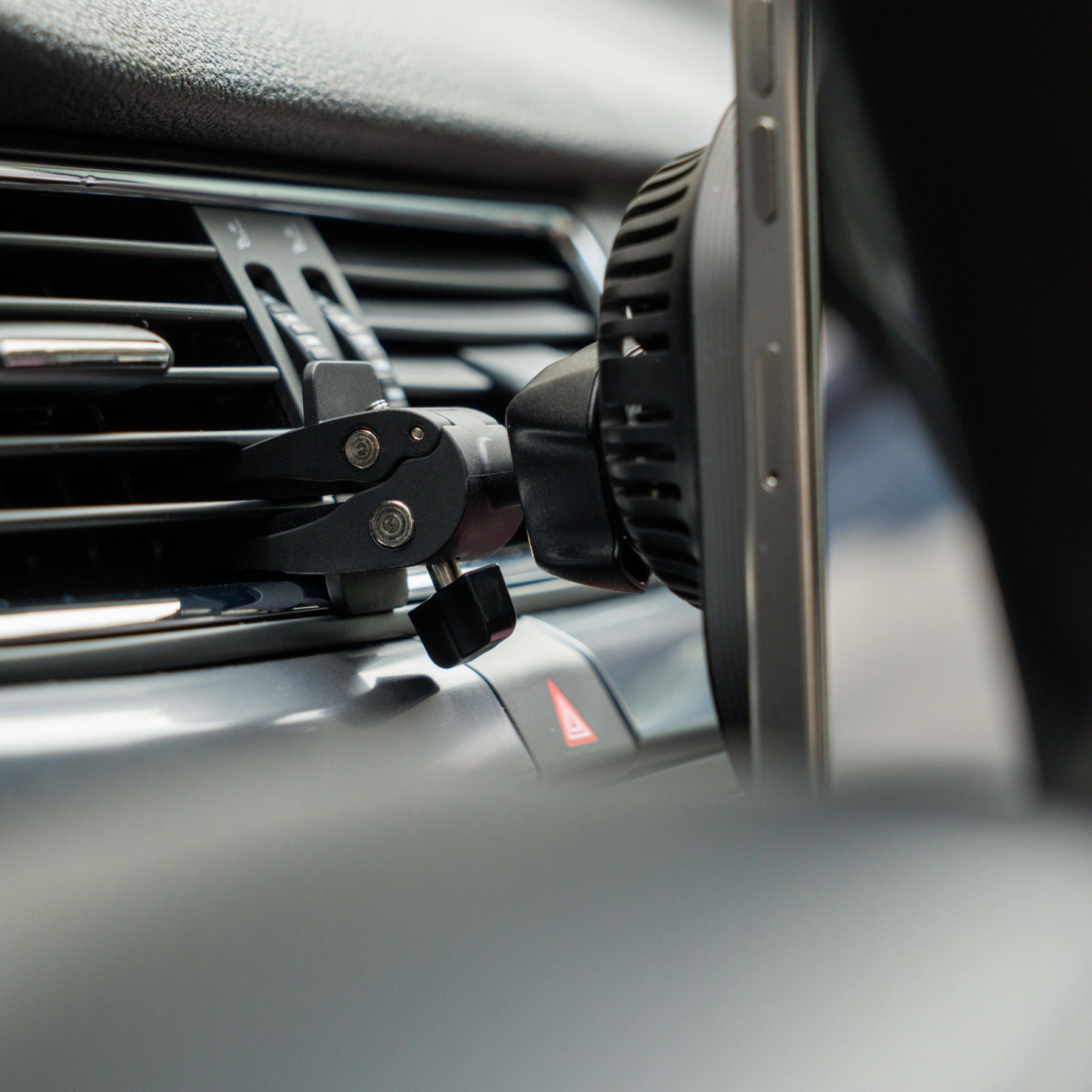 SWISSTEN MagRide Car Holder 15W MagSafe Qi2 - Suporte de carro com carregamento 6/7