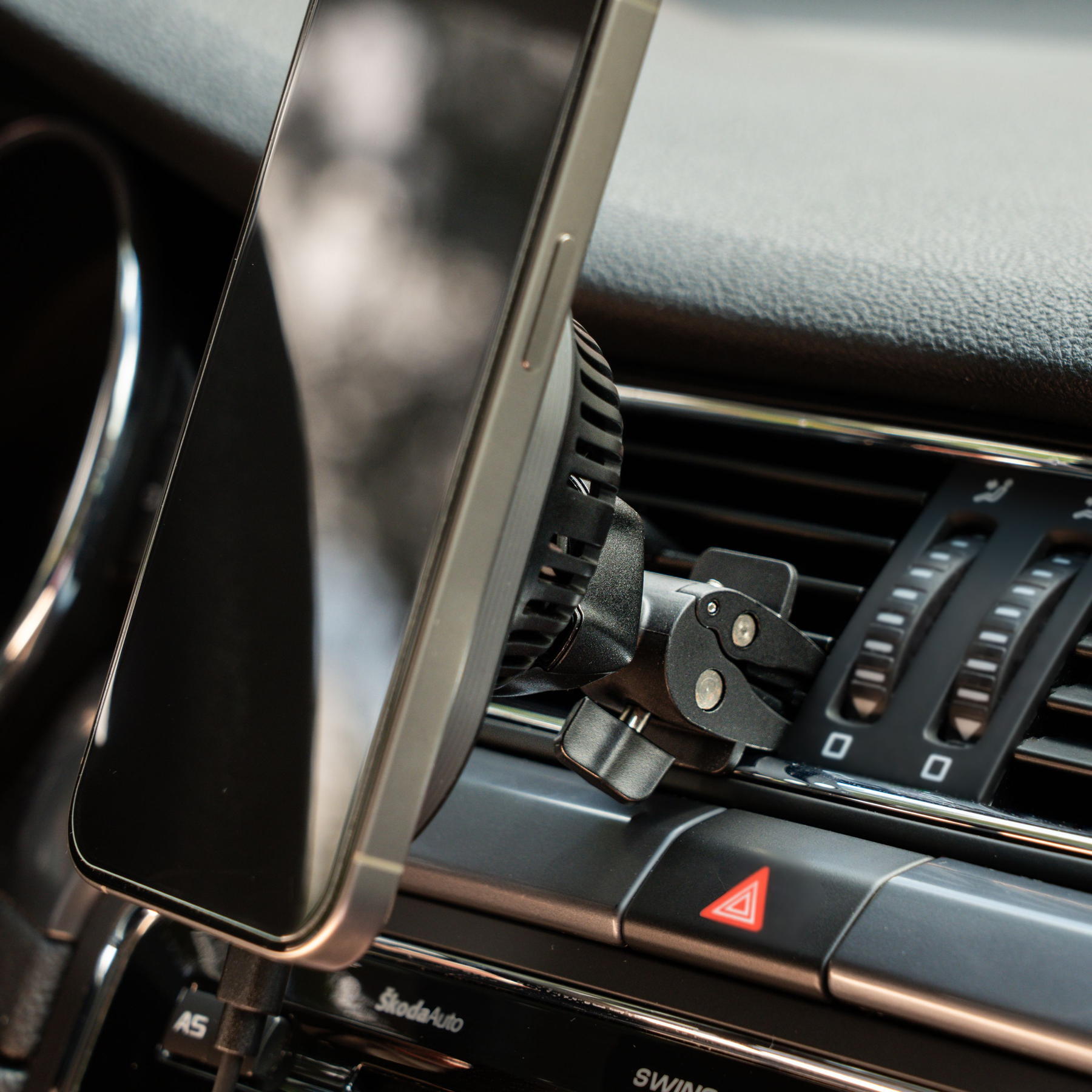 SWISSTEN MagRide Car Holder 15W MagSafe Qi2 - Suporte de carro com carregamento 5/7