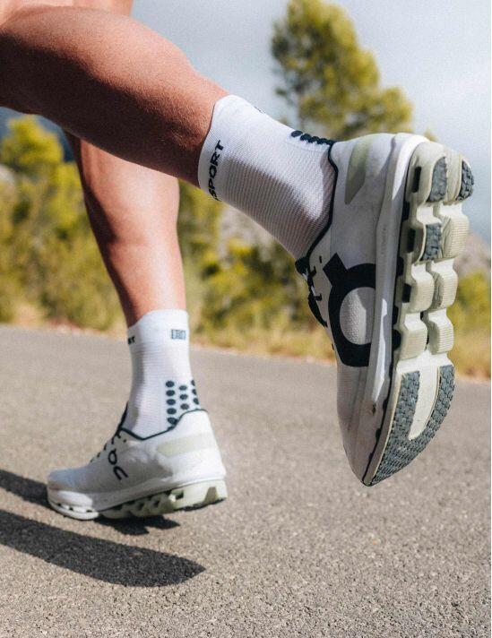 Calcetines Compressport Pro Racing Socks v4.0 Run High Blanco, Negro y Rojo 3/3