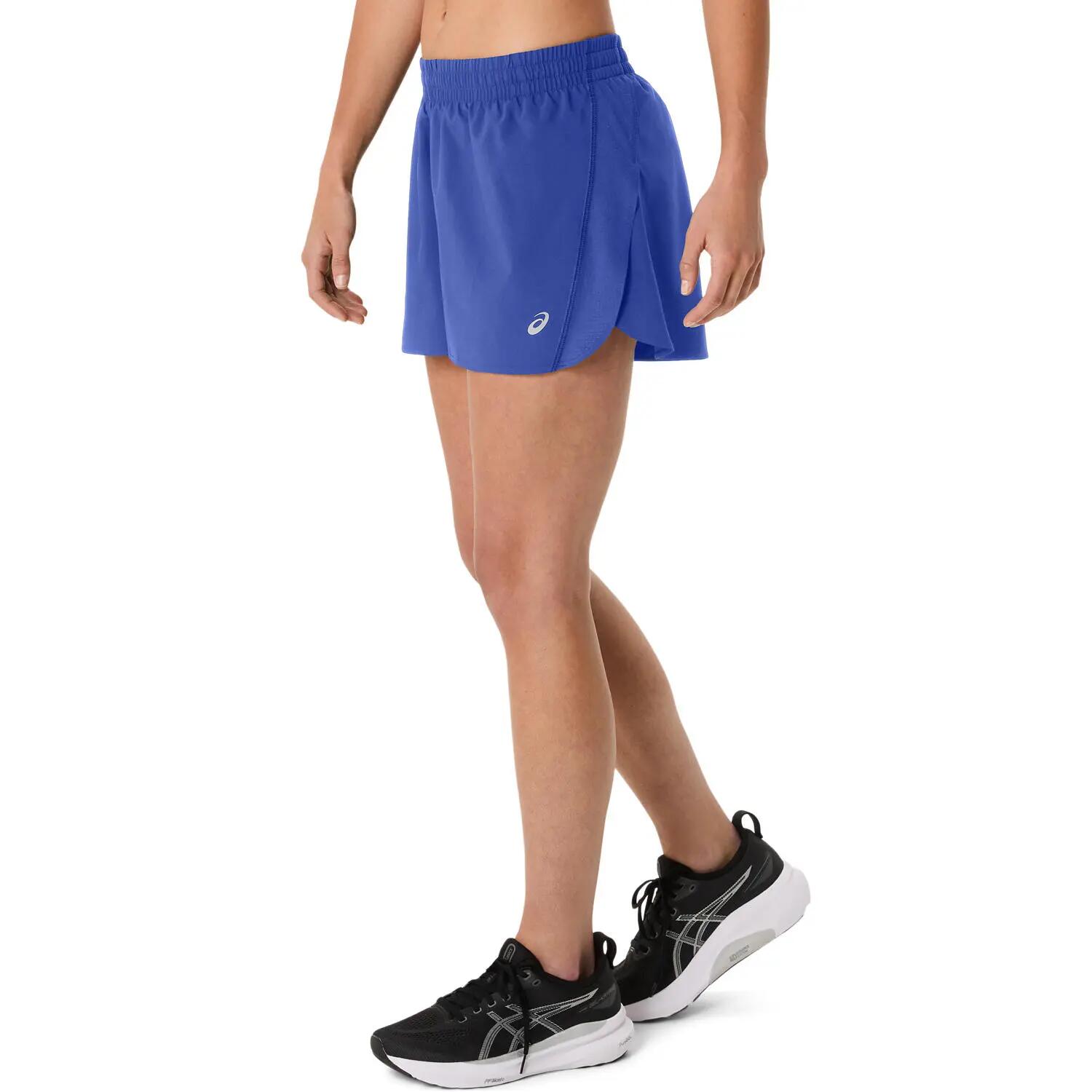 Pantaloncini Asics modello Pantalón corto ASICS Core Split azul violet per donne 3/5