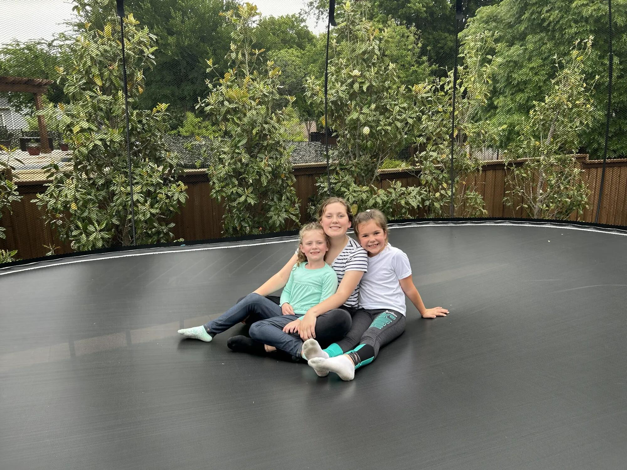 Bezpieczna trampolina owalna 3,7×5,8m z siatką ochronną i miękkimi krawędziami 3/4