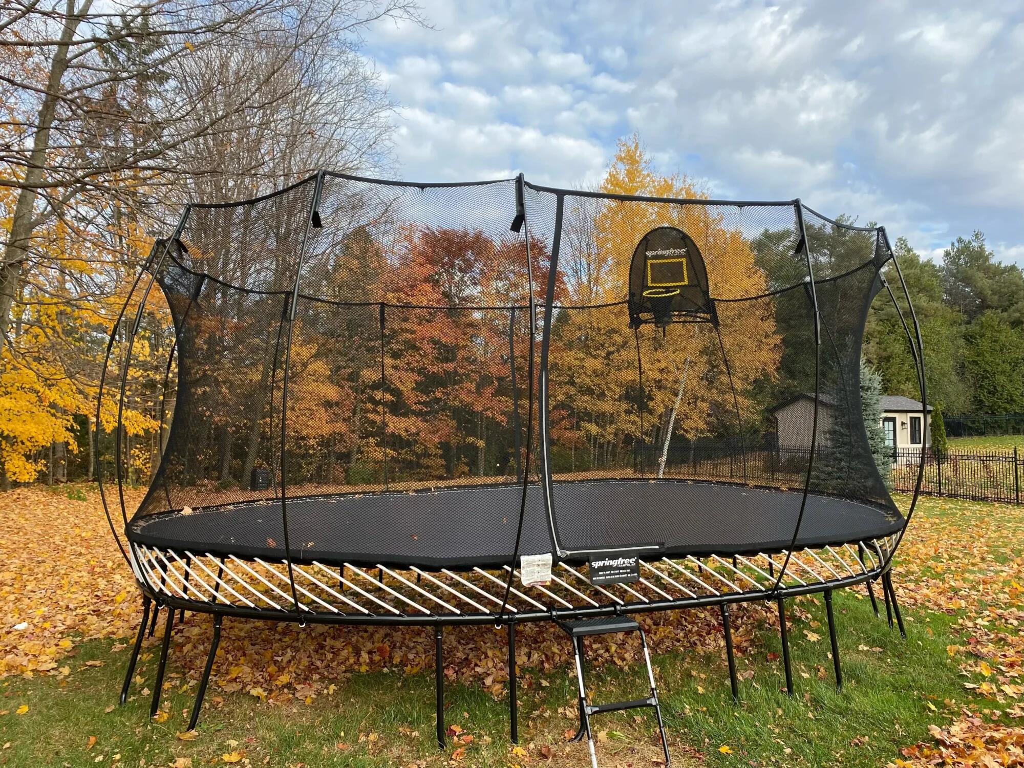 Bezpieczna trampolina owalna 3,7×5,8m z siatką ochronną i miękkimi krawędziami 2/4