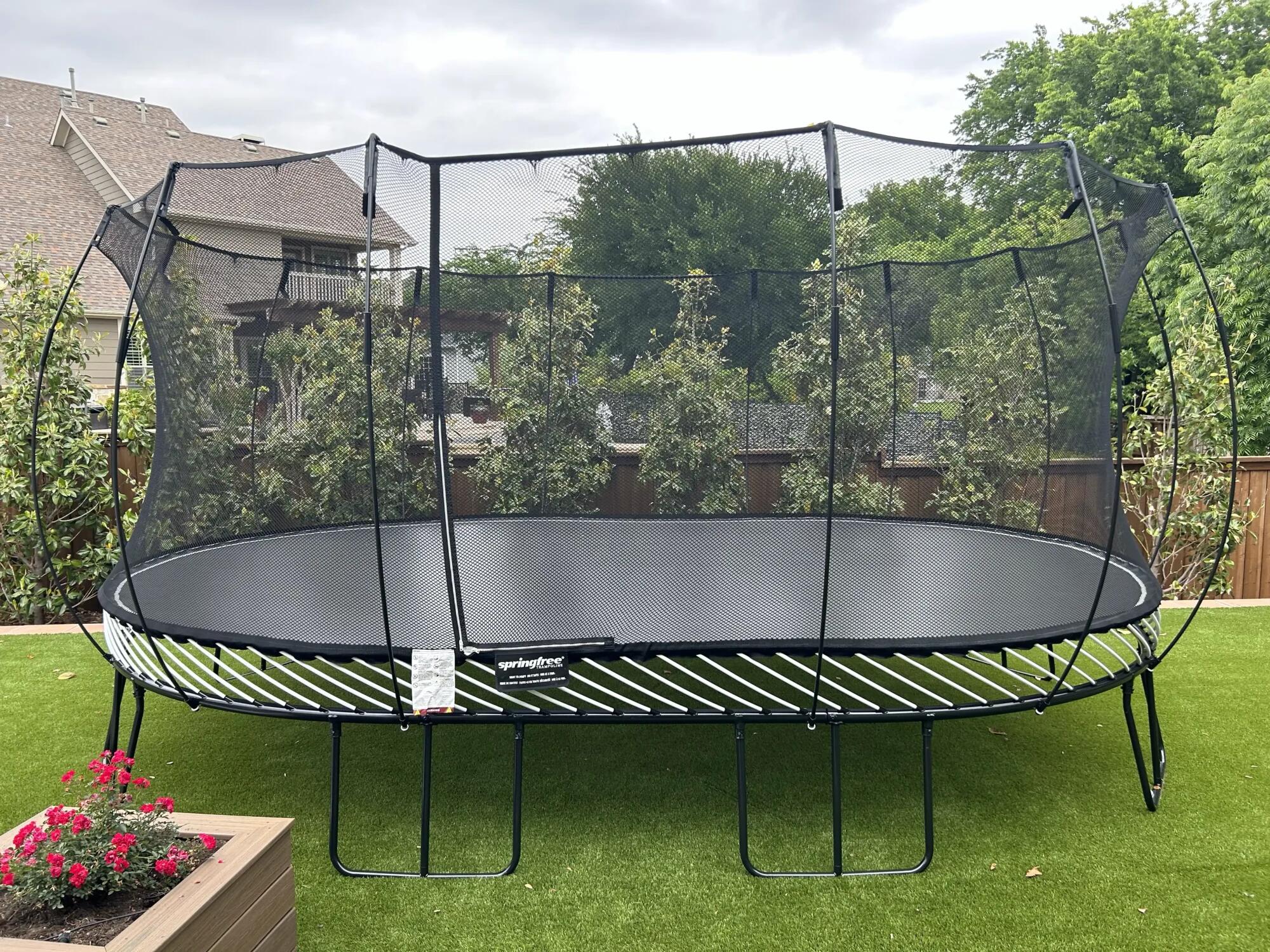 Bezpieczna trampolina owalna 3,7×5,8m z siatką ochronną i miękkimi krawędziami 4/4