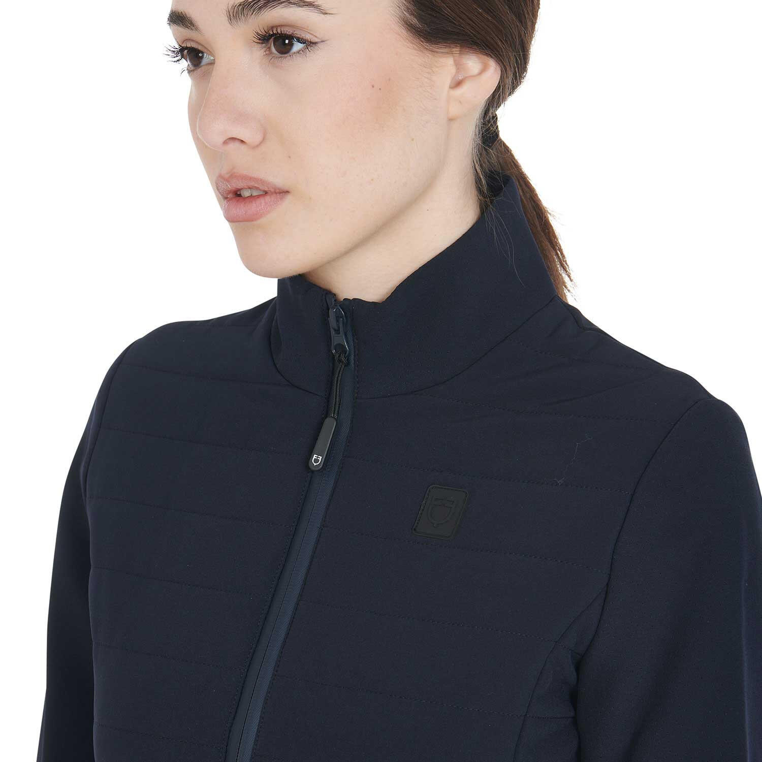 Chaqueta mujer en tejido técnico y perforado 3/5