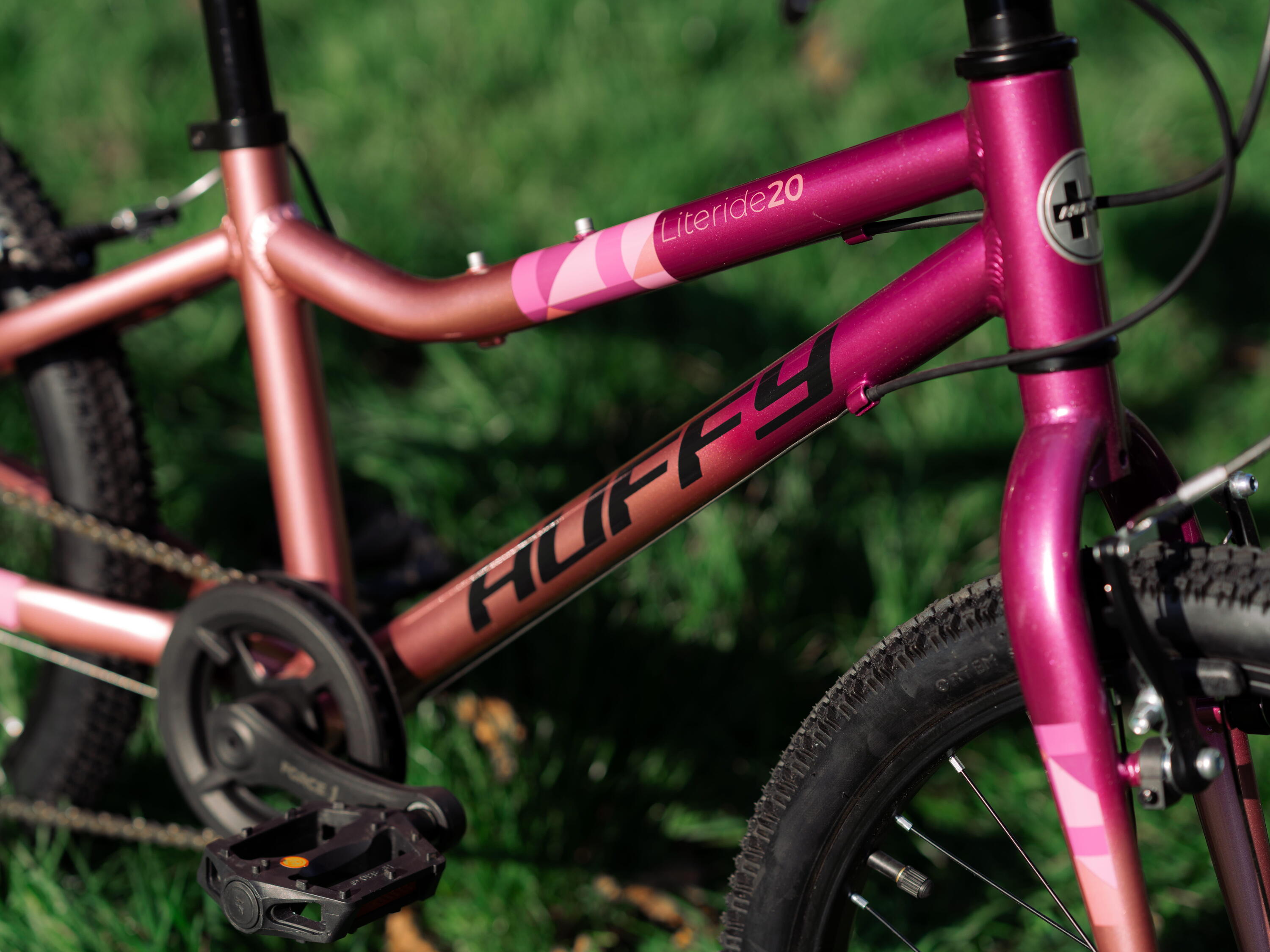 Huffy 20 inch Literide 7-versnellingen fiets, neonroze, grijs, voor 7 tot 9 jaar 4/7