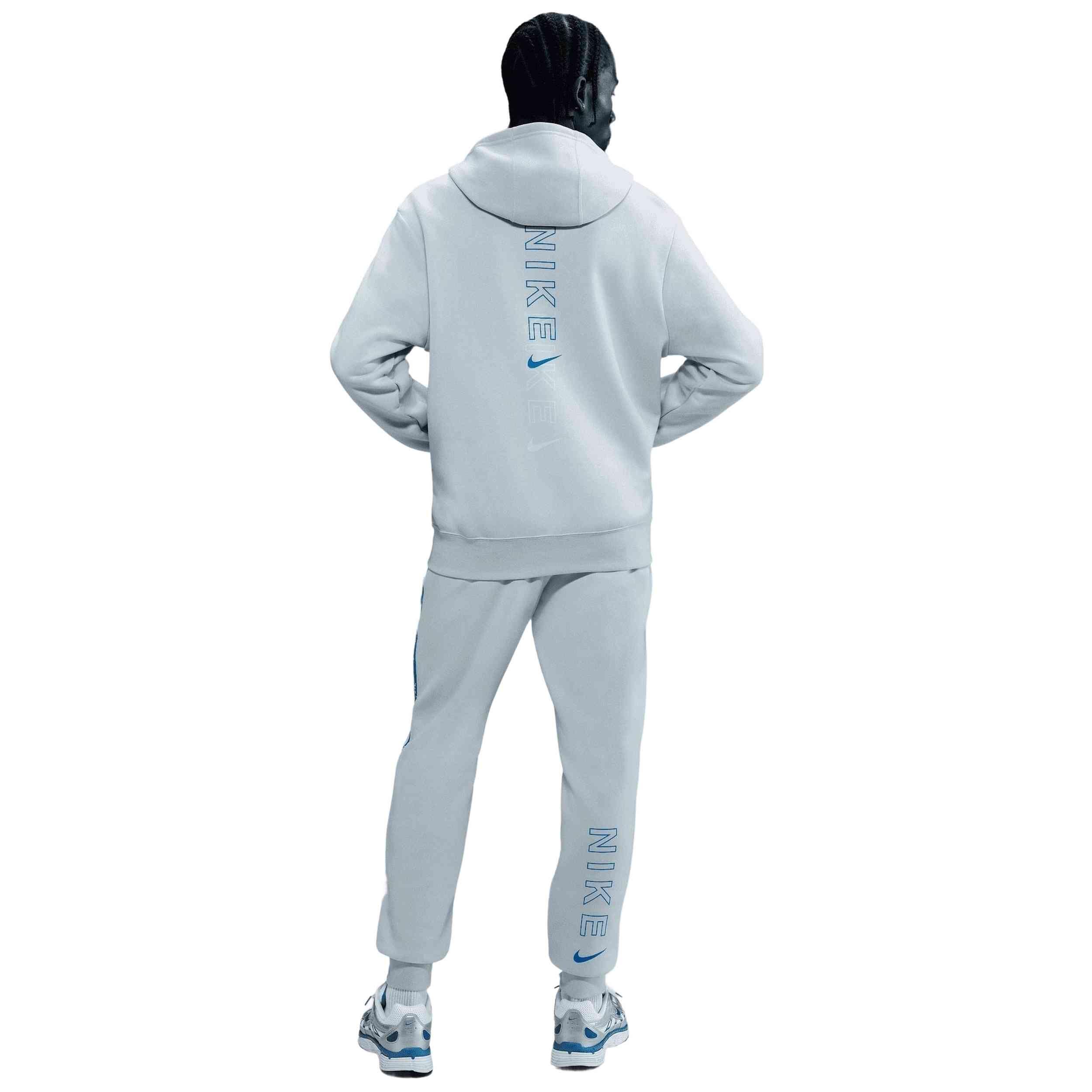 Pantaloni della tuta Nike modello Nike Sportswear Club Joggers per uomini 2/4