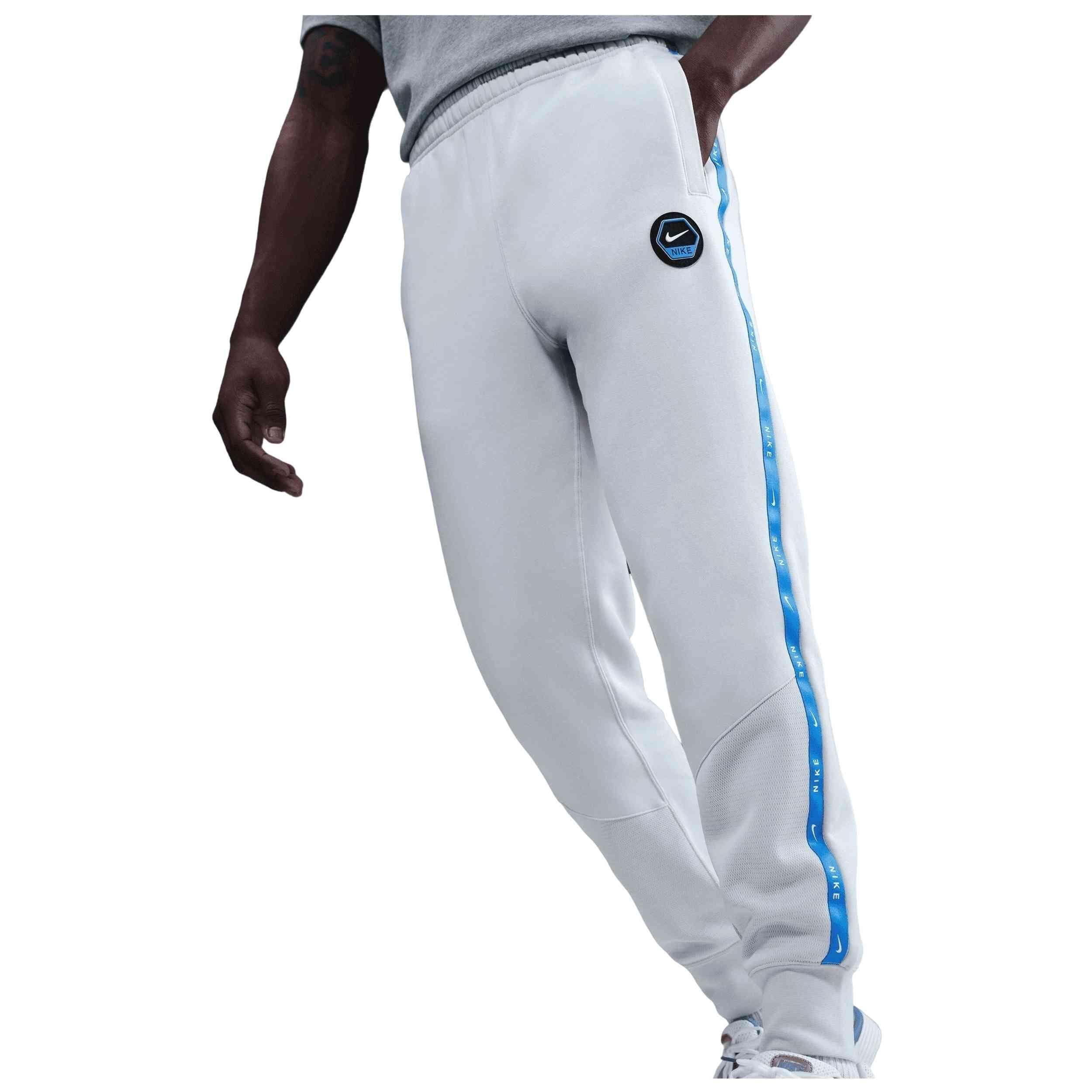 Pantaloni della tuta Nike modello Nike Sportswear Club Joggers per uomini 4/4