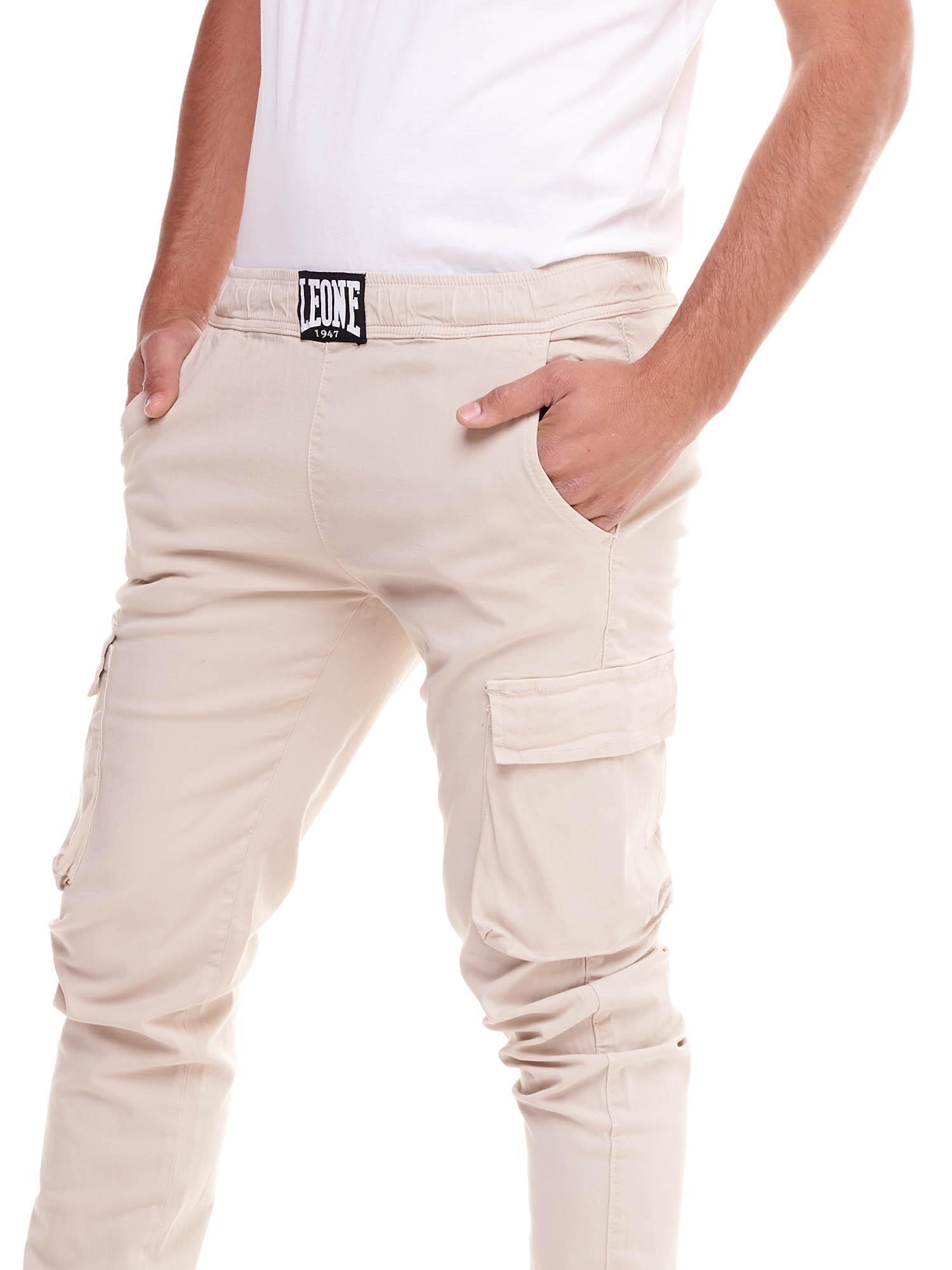Pantalón cargo de hombre minimalista con puño elástico. 4/5