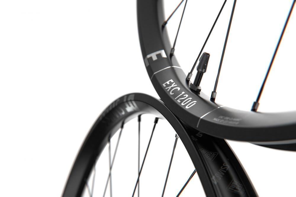 Roue avant DT Swiss EXC 1200 Classic DB 29"/30mm Carbone, Center Lock, 110/15mm 2/3