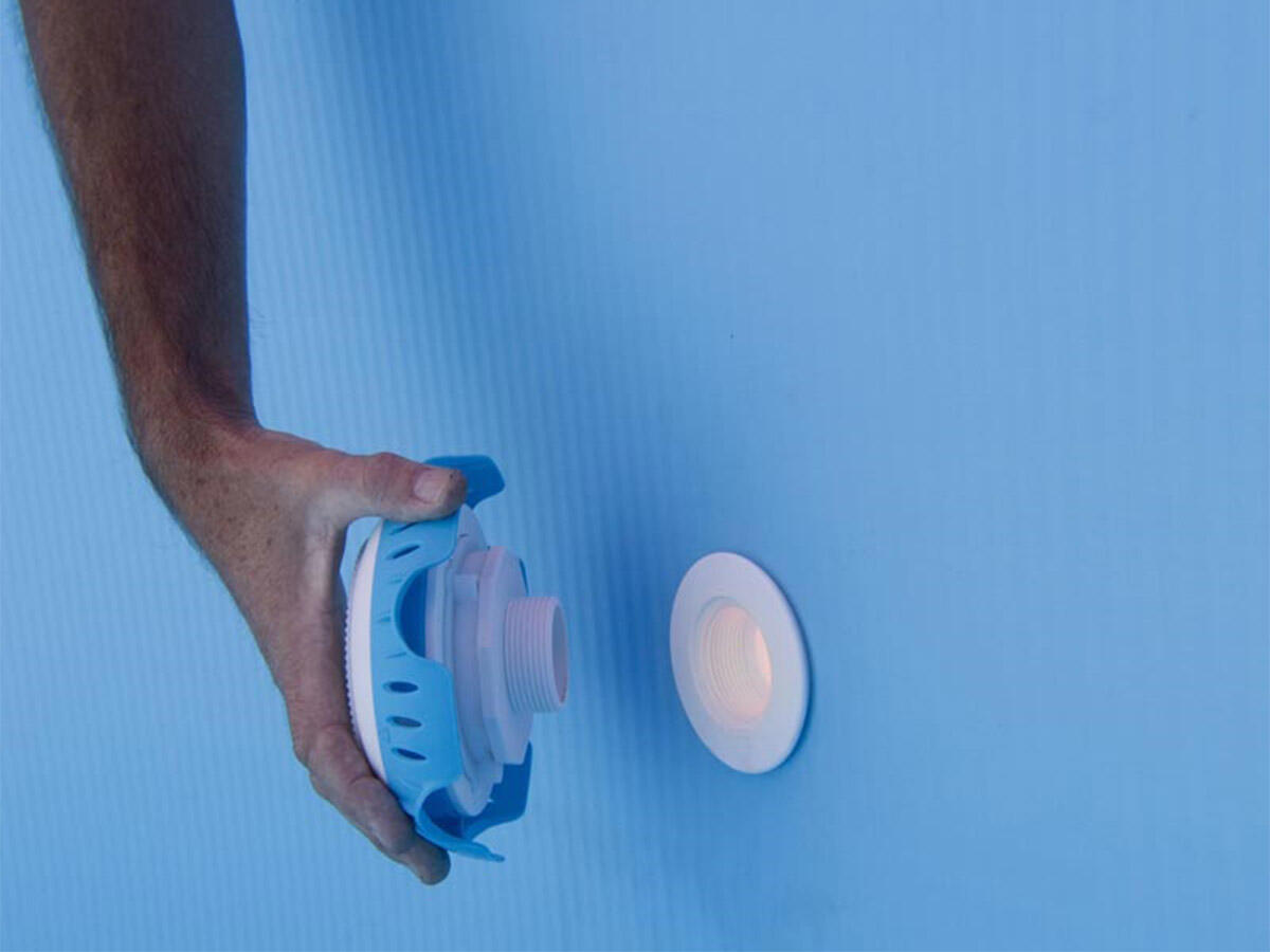 LED blanco conectado en la válvula de retorno / impulsión de una piscina 5/5