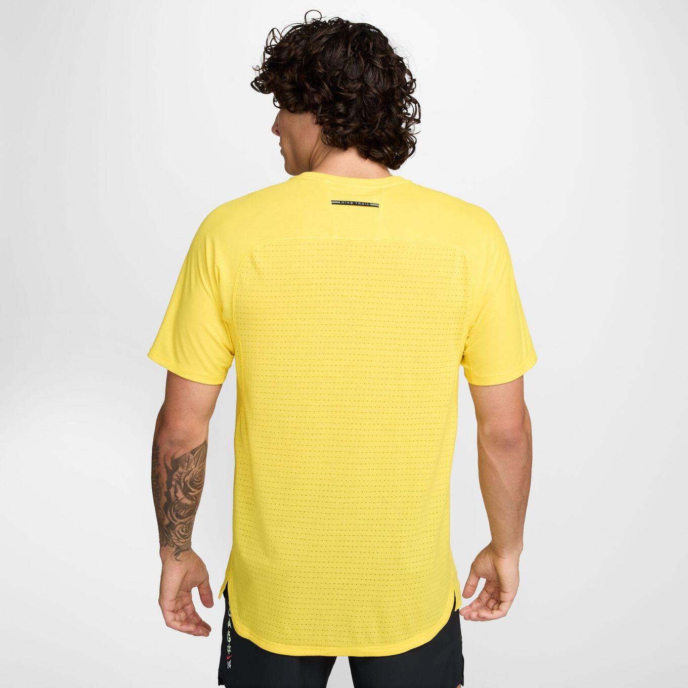 Maillot de manga corta Nike Dri-Fit ADV Solar Chase Amarillo, Hombre 2/4