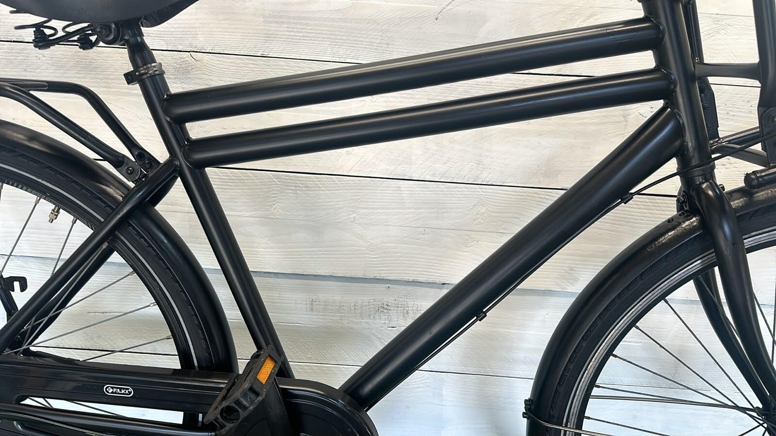 Tweedehands zwarte Transport stadsfiets 28" - met voordrager en verlichting. 2/3