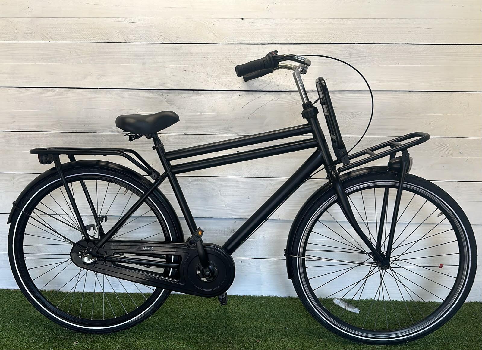 Tweedehands zwarte Transport stadsfiets 28" - met voordrager en verlichting. 1/3