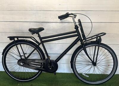 Tweedehands zwarte transport stadsfiets 28" - met voordrager en verlichting.