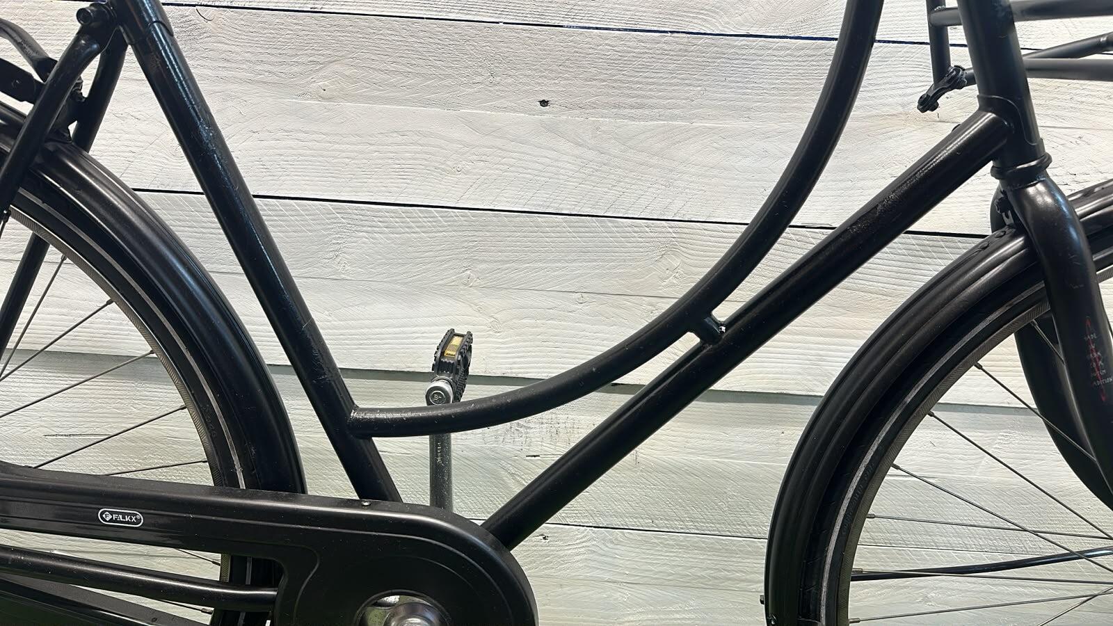 Tweedehands zwarte Transport stadsfiets 28" - met voordrager en verlichting. 2/3