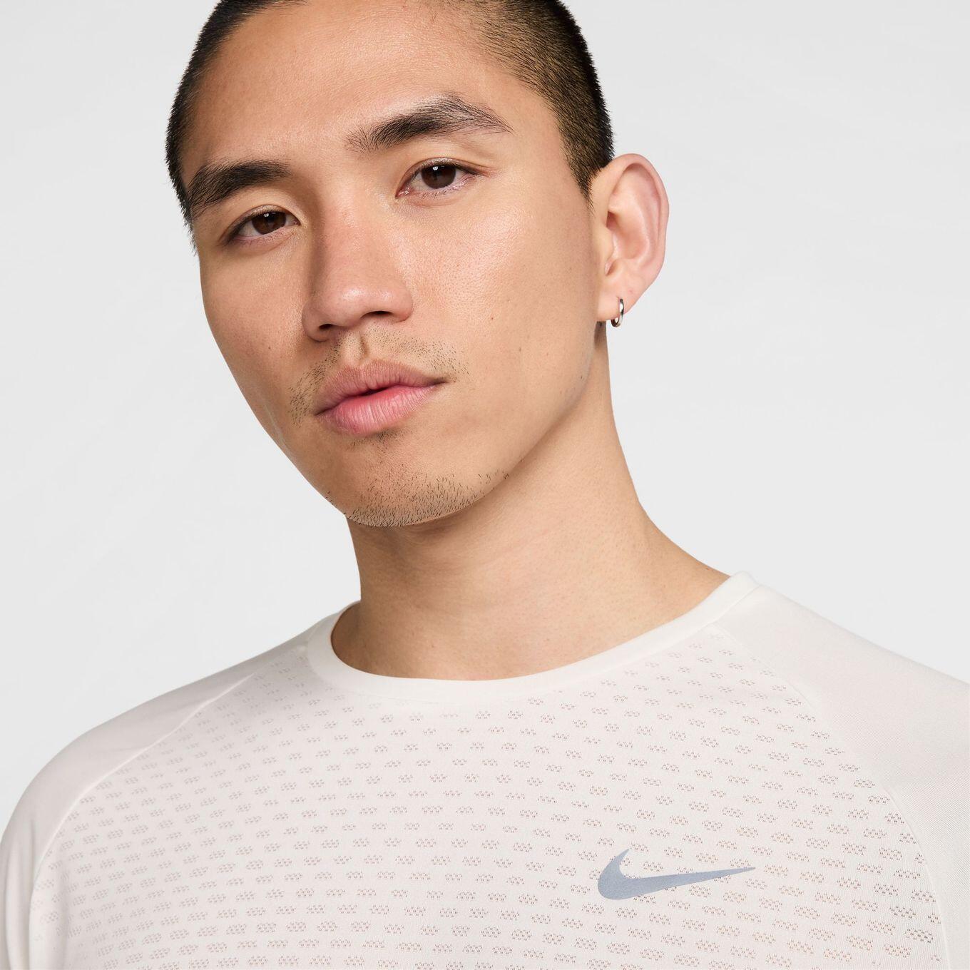 Maglia a maniche corte Nike Stride Beige Uomo 3/7