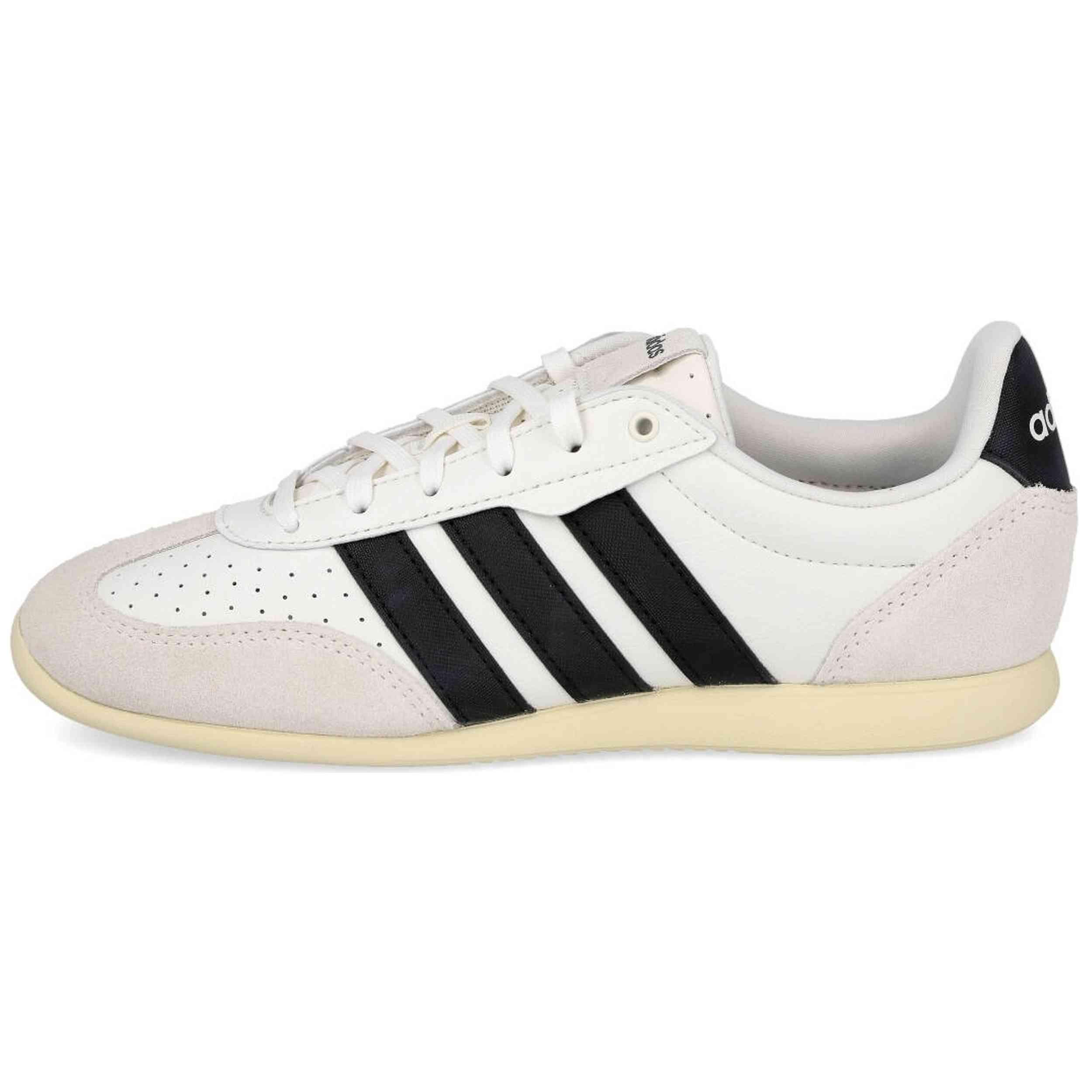 Schoen Adidas model KI6726-BARREDA-LO voor unisex jongens 2/3
