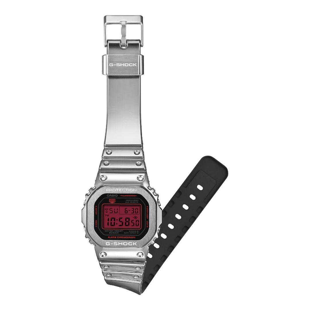 Casio Digitaal  Horloge Zilverkleurig/Zwart GM-5600YRA-8ER 2/5