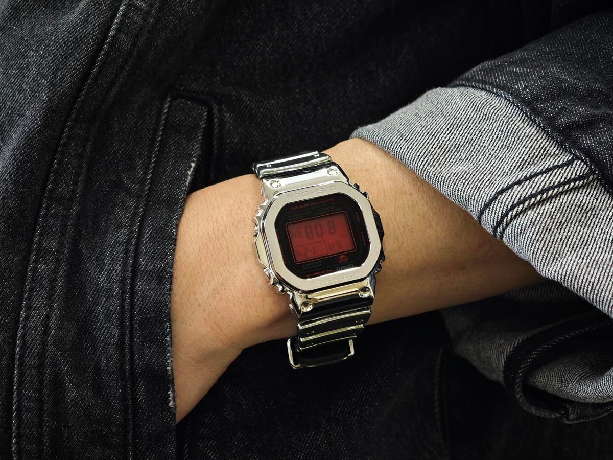 Casio Digitaal  Horloge Zilverkleurig/Zwart GM-5600YRA-8ER 4/5
