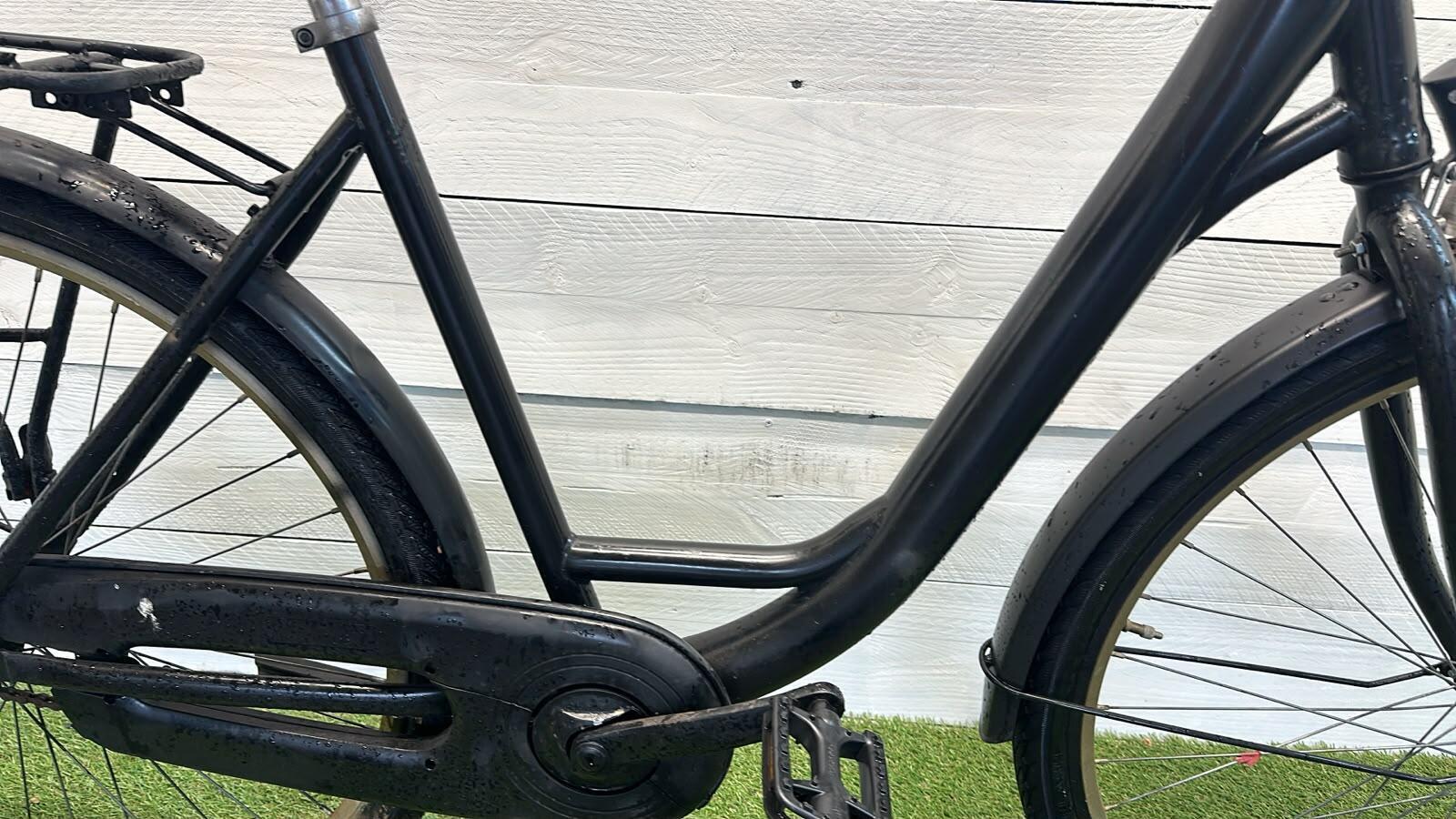 Tweedehands zwarte stadsfiets 28" - city speed, met standaard, serviced 2/3