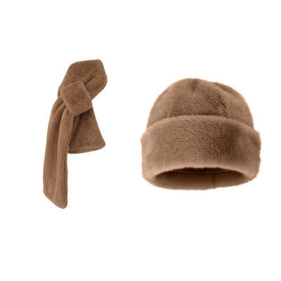 Sciarpa e cappello di pelliccia da donna color tortora
