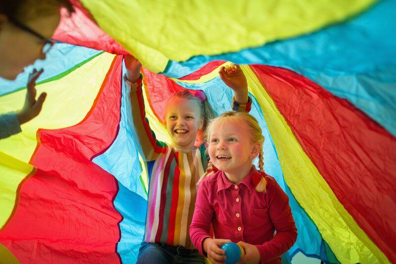 Jeu parachute - jeu de coopération - jeu extérieur - jeu motricité 5/5
