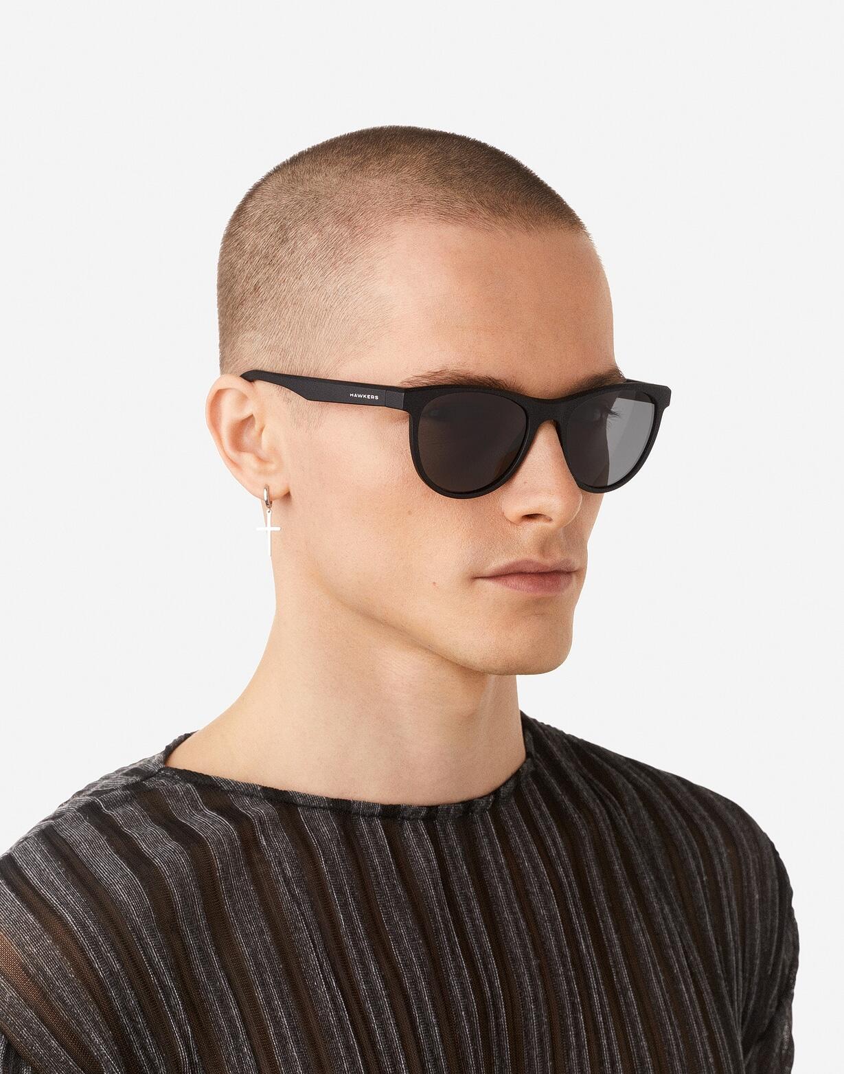 HAWKERS - Gafas de Sol para Hombre y Mujer POLARIZED BLACK DARK - TRAIL 7/8