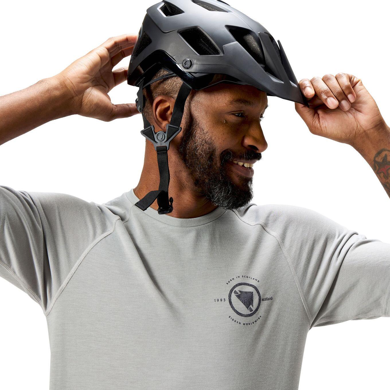 Camiseta Técnica Endura Loop Cinza Masculina 5/7
