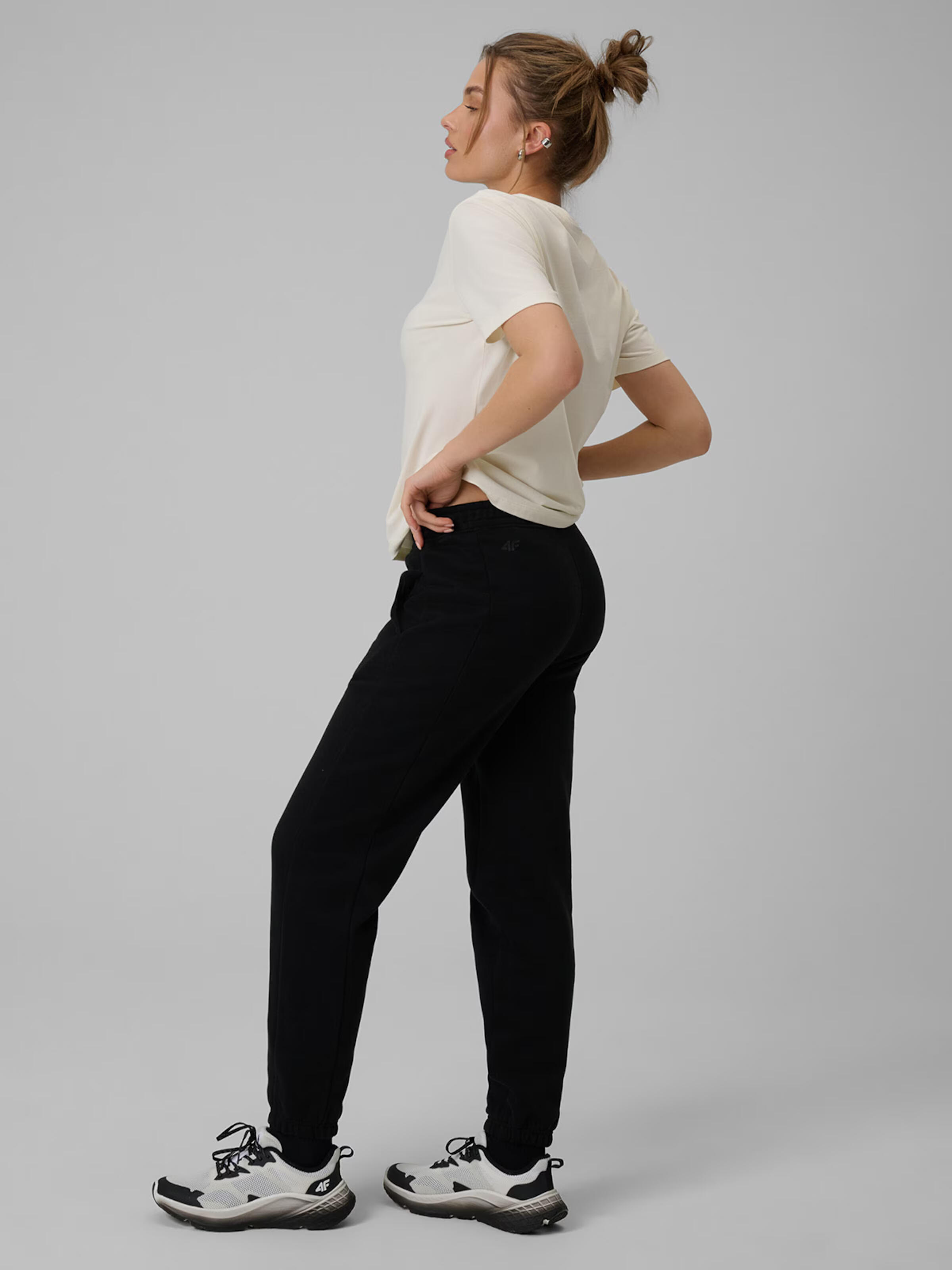 Spodnie dresowe joggery damskie 4F 4FRSS26TTROF1724 3/7