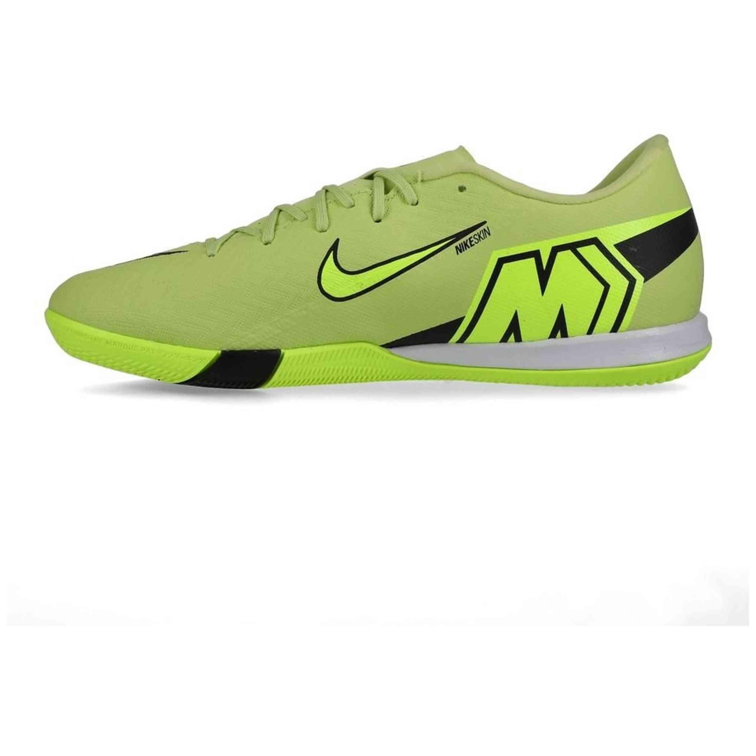 Scarpe da calcetto Nike modello FQ8434-300 per uomini 3/5