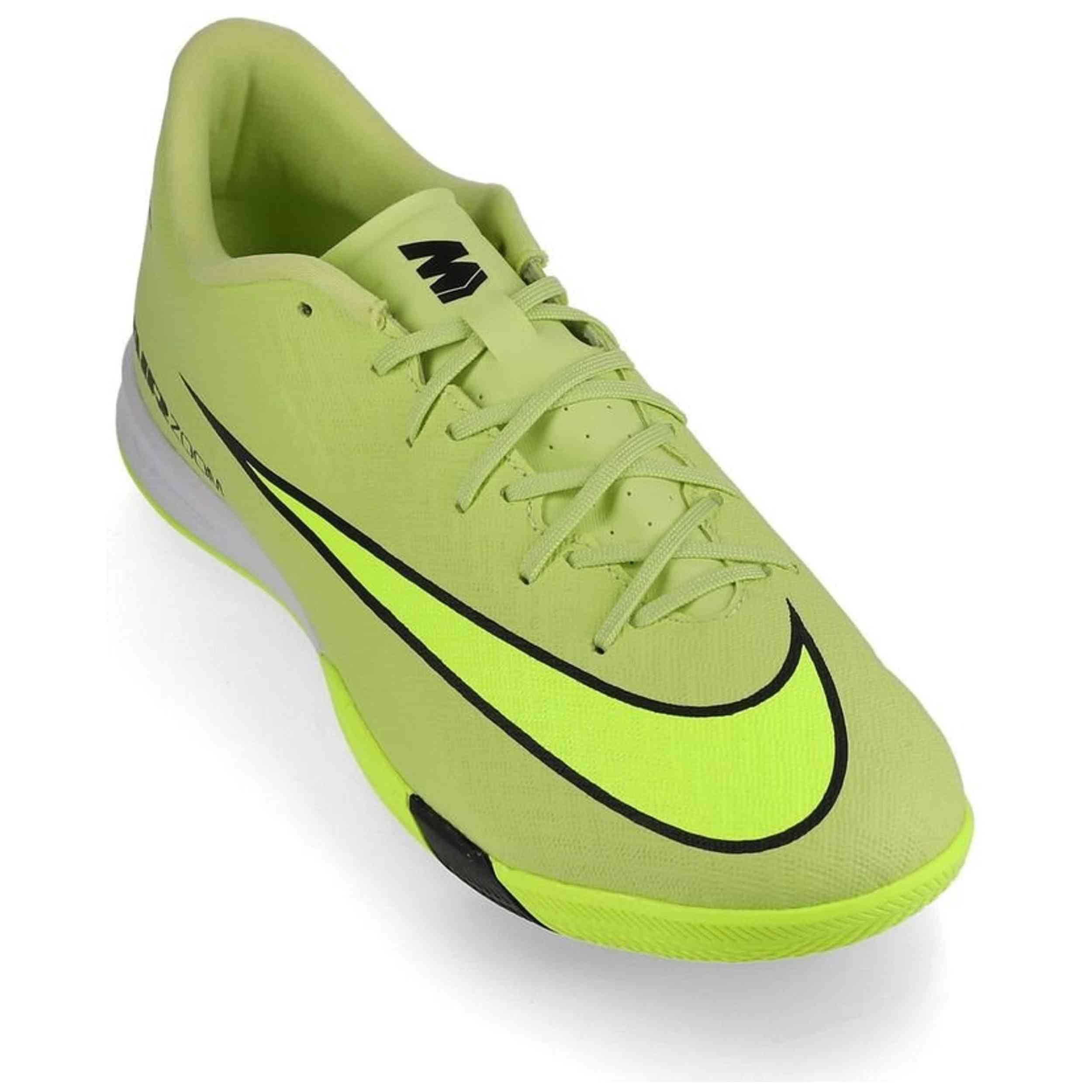 Scarpe da calcetto Nike modello FQ8434-300 per uomini 4/5
