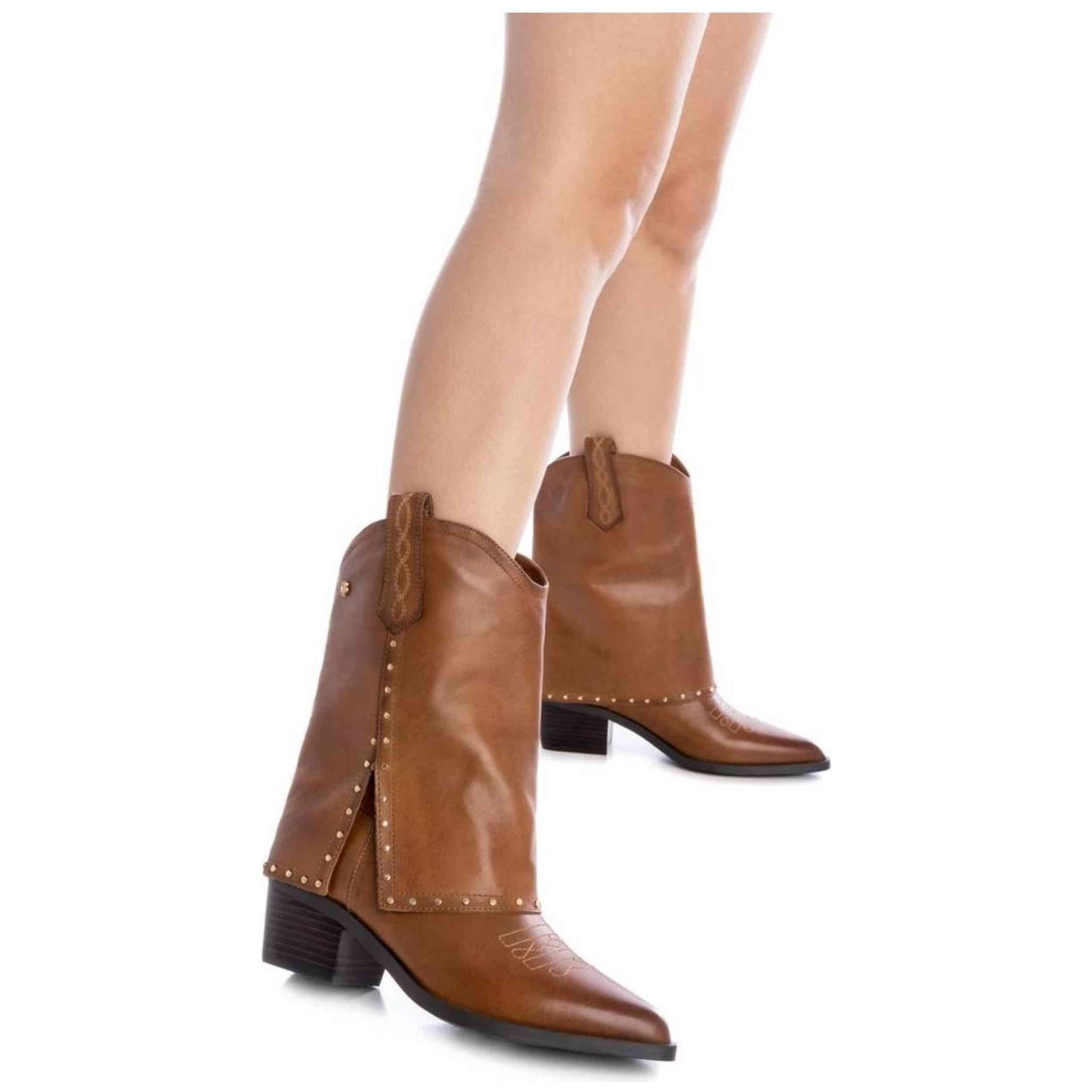 Botas Carmela modelo 161961-CAMEL para mulheres 2/5