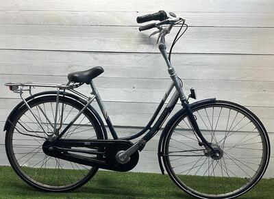 Gazelle stadsfiets (pre-owned), zwart - 28", met verlichting en standaard.