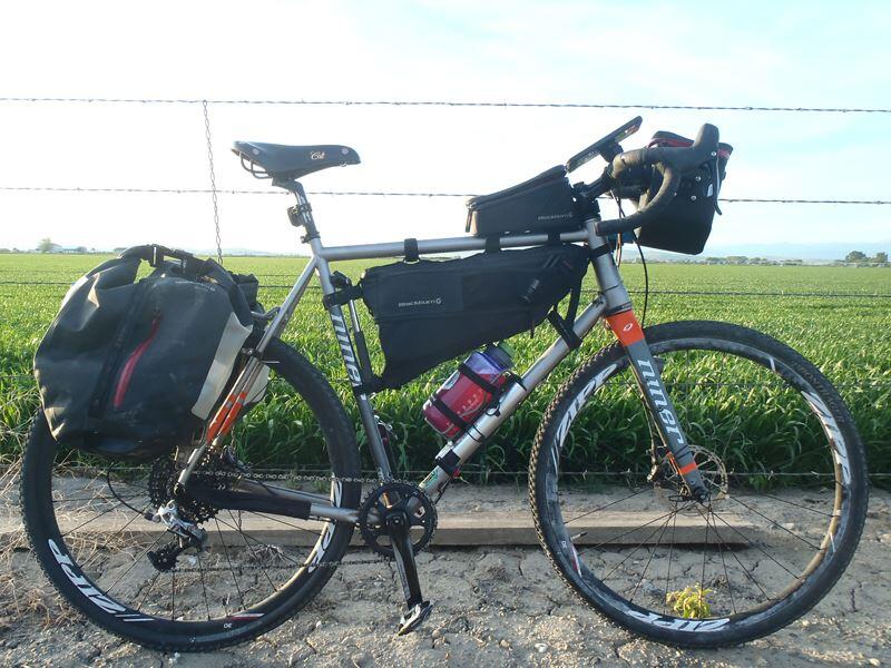 Torba Na Ramę Blackburn Outpost Top Tube 1L Wodoodporna Czarna 185G 3/4