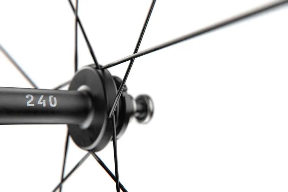 Roue avant DT Swiss TRC 1400 Dicut 62 28" Carbone, 9/100 mm TB fixation par boul 2/3
