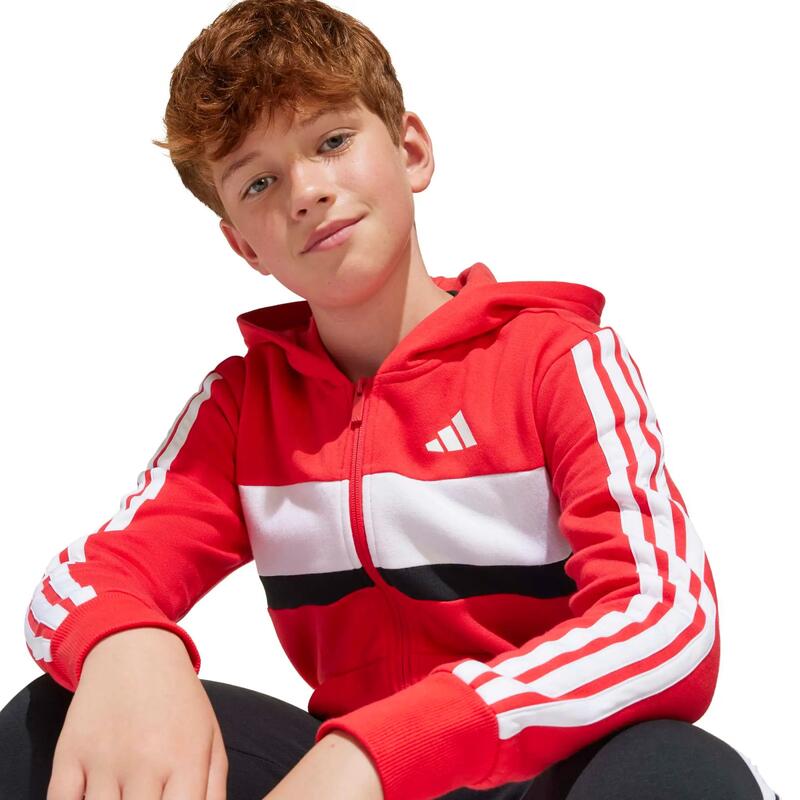 Trening adidas roșu junior - set din fleece, 3 dungi, 2 buzunare, șnur reglabil.
