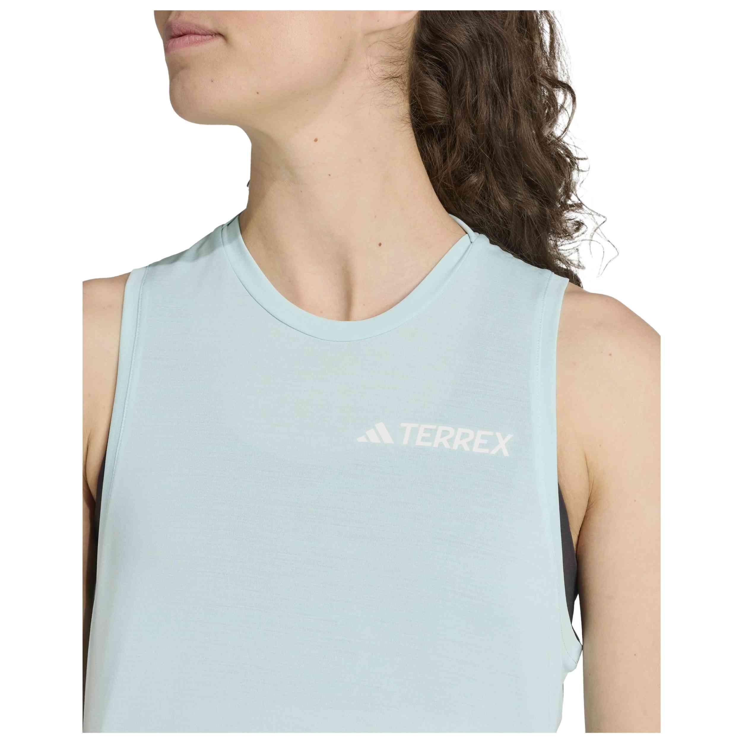 Canottiera Adidas modello JN3896 per donne 3/5
