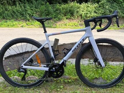 Entre Particuliers - VÉLO ROUTE SCOTT ADDICT 30 / 2025