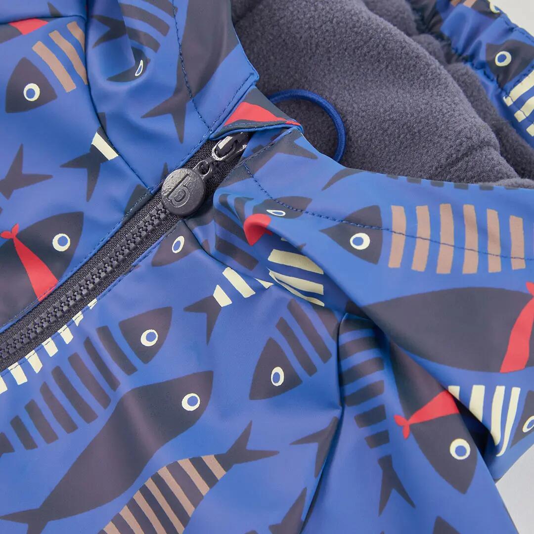Impermeable azul estampado de peces con capucha 3/4