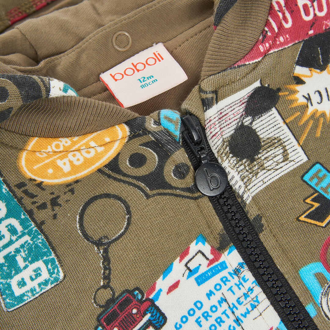 Chaqueta felpa niño estampado placas kaki 3/4