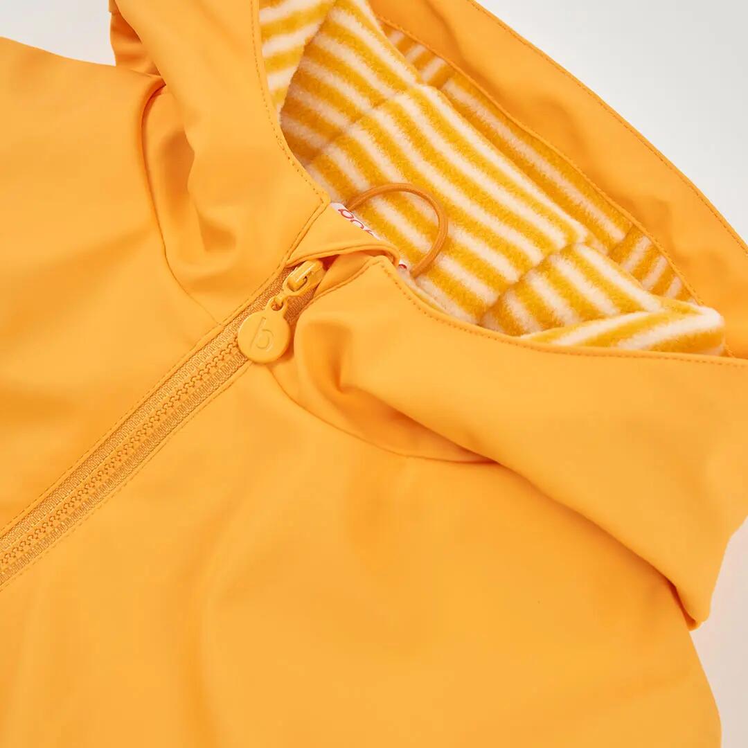Impermeable con capucha amarillo 3/4