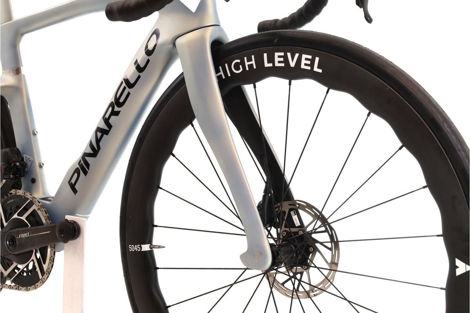 Refurbished road bike ·  Dogma F Disc AXS 12V · Very good condition 5/7