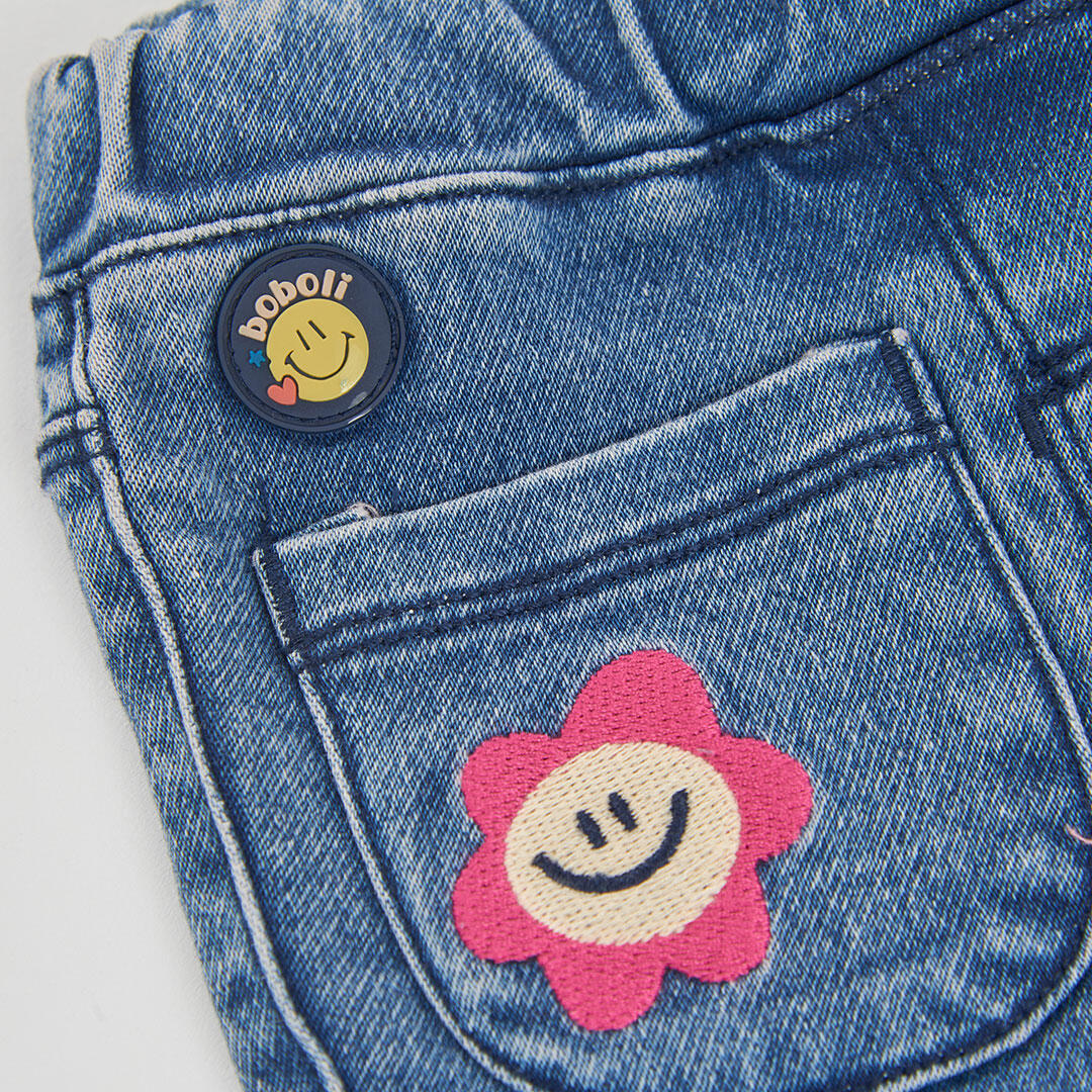 Pantalón denim niña azul con parches de flores 4/4