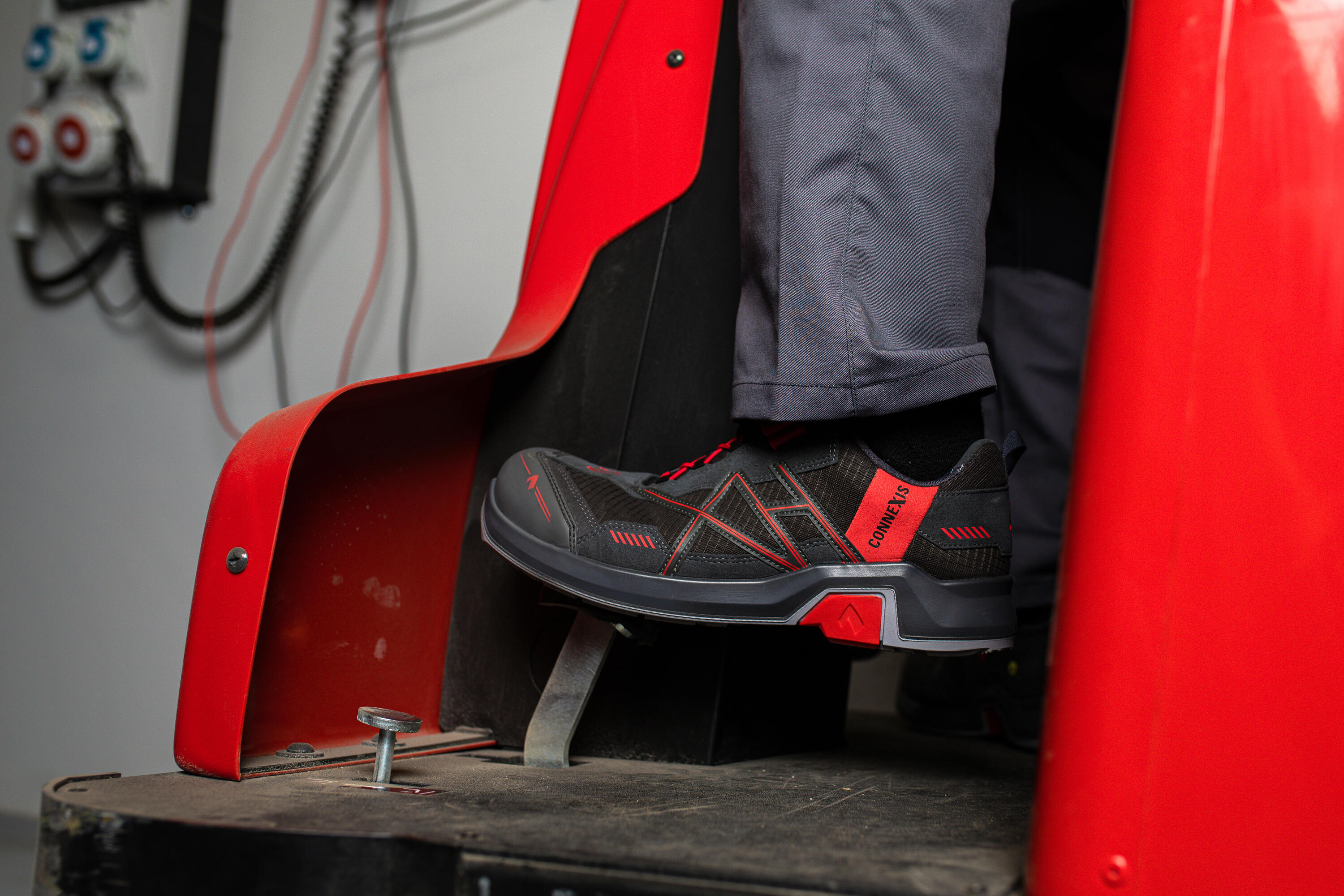 HAIX zapatos de seguridad CONNEXIS Safety T S1 bajo gris-rojo 3/4
