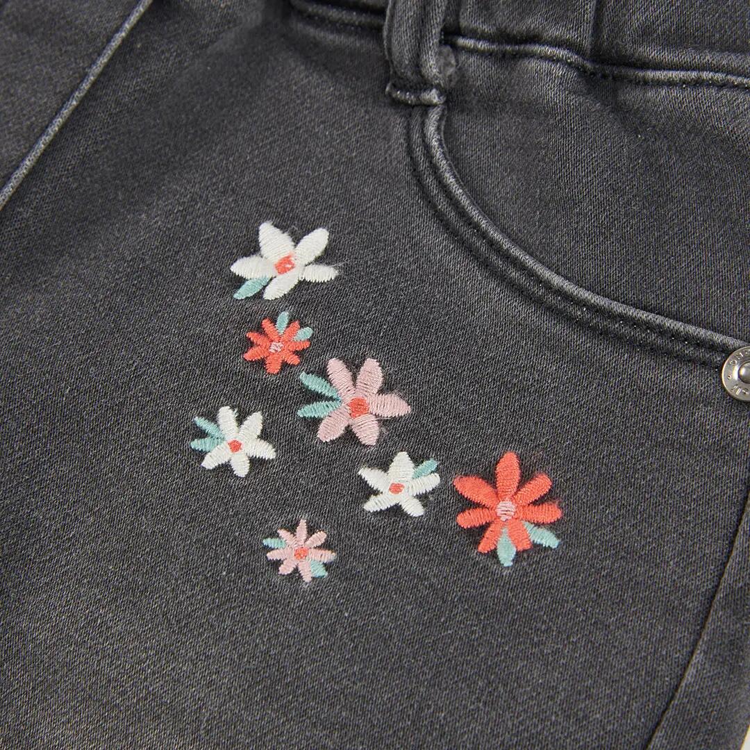 Pantalón denim niña negro bordado de flores 3/4