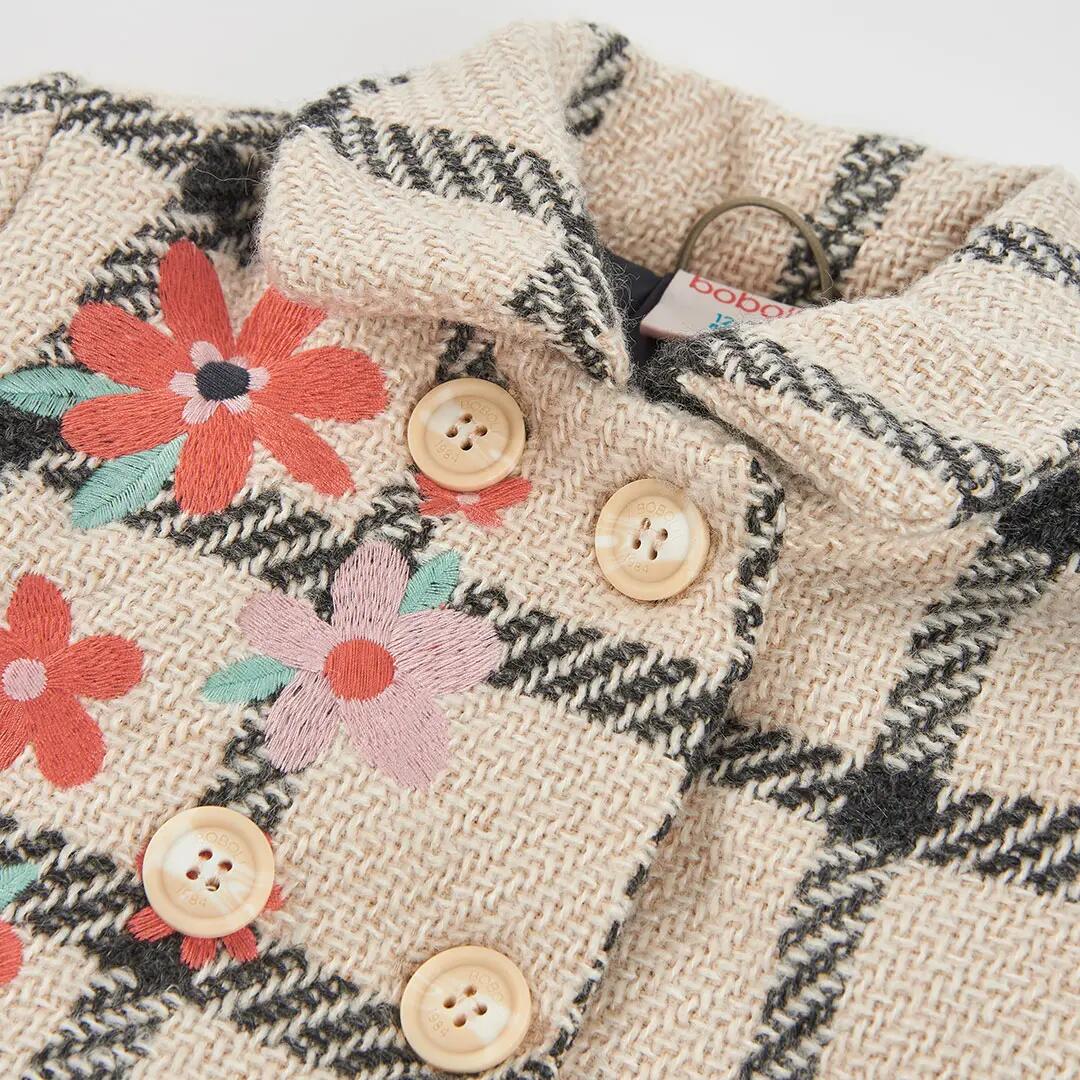 Abrigo niña beige cuadros bordado flores 3/4