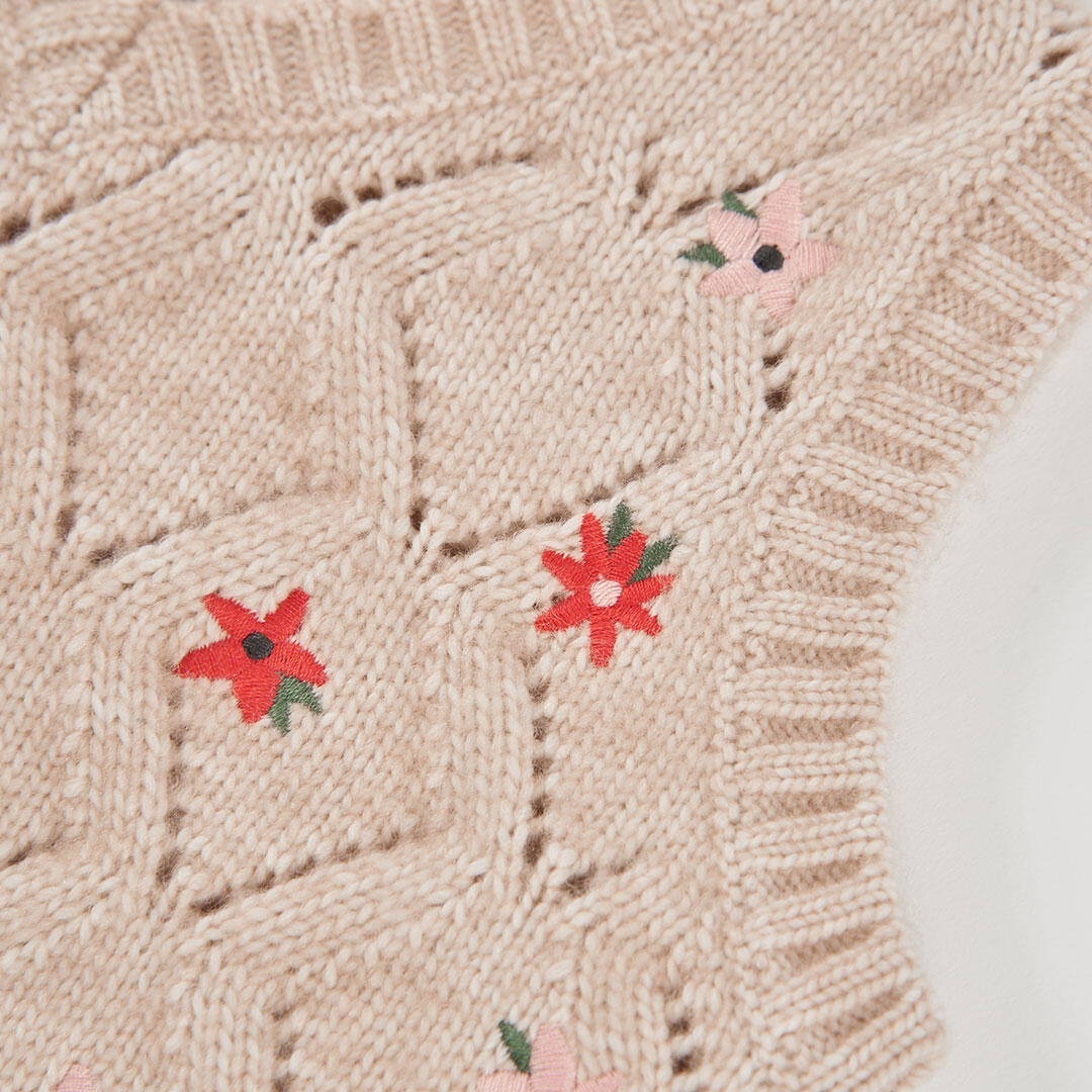 Chaleco beige niña bordado de flores 3/4